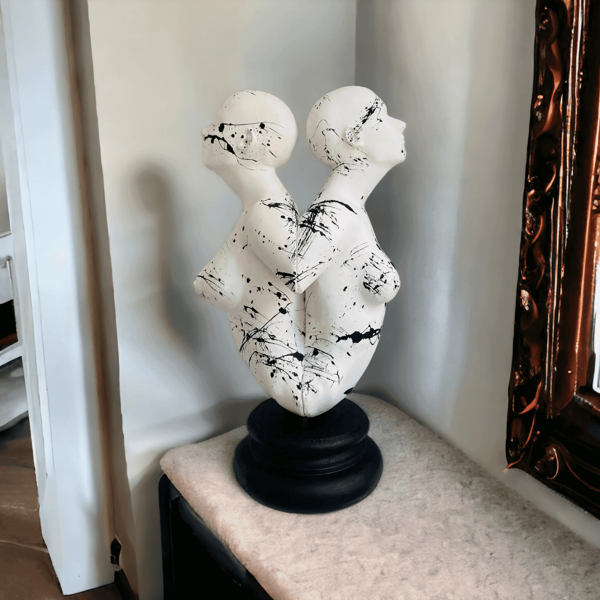 Design Two Foreigners Sculpture - vinterro